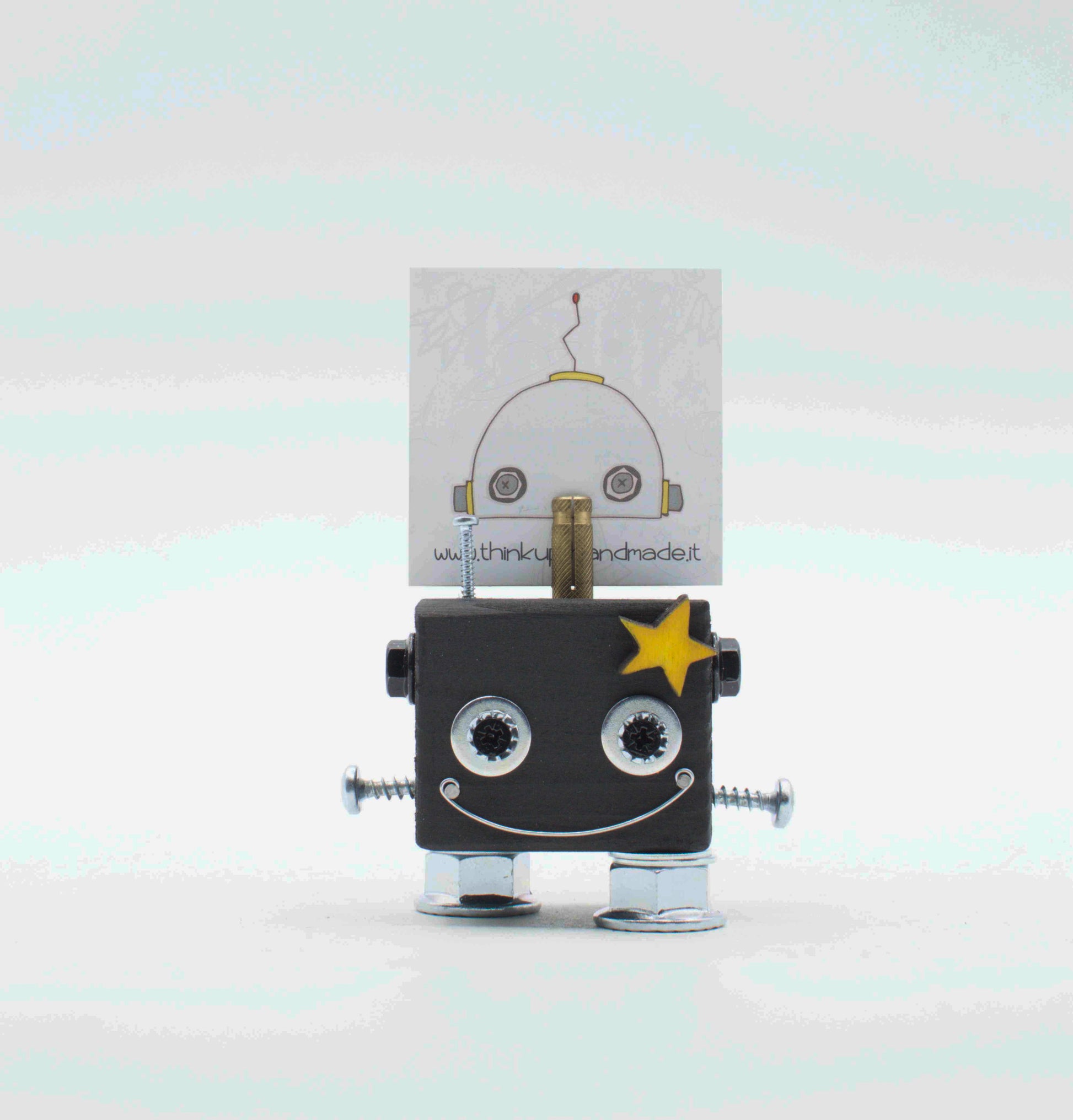 Portafoto da tavolo robot grigio fatto a mano con viso sorridente viti metalliche e stella gialla sulla testa