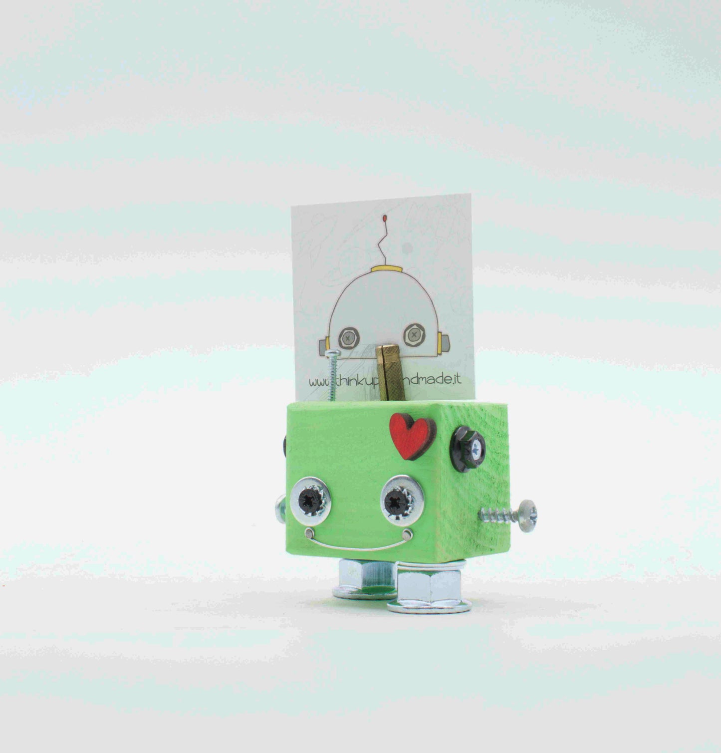 Portafoto da tavolo robot in verde pastello con occhi a vite argento cuore rosa e giunti metallici fatto a mano