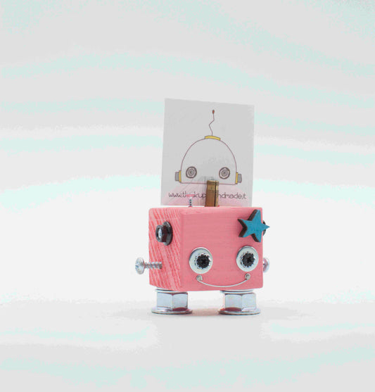 Portafoto da tavolo robot in legno rosa con occhi metallici argento, stella decorativa e gambe in plastica trasparente