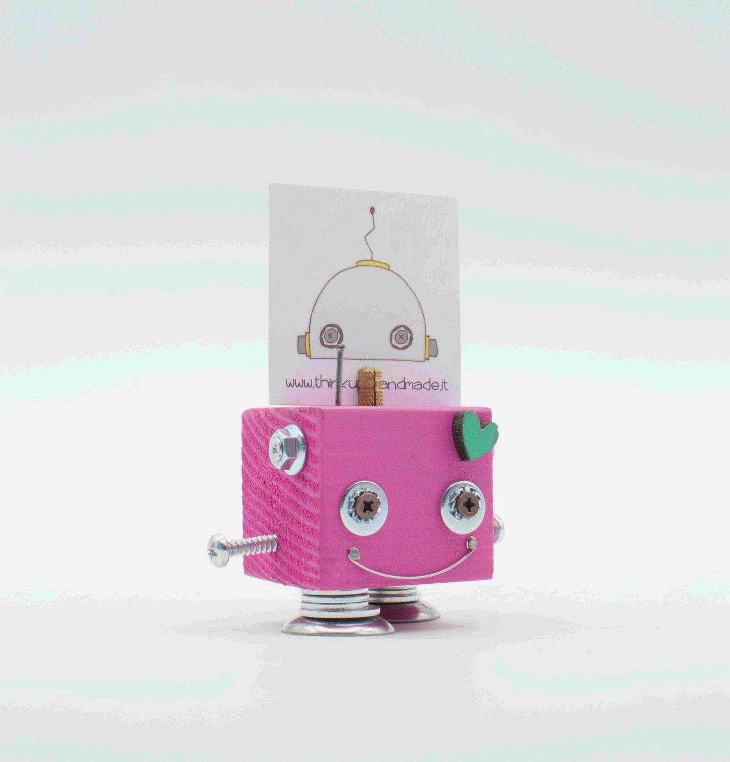 Portafoto da tavolo robot a forma di cubo rosa con occhi a vite argento sorriso e cuore verde menta sulla guancia