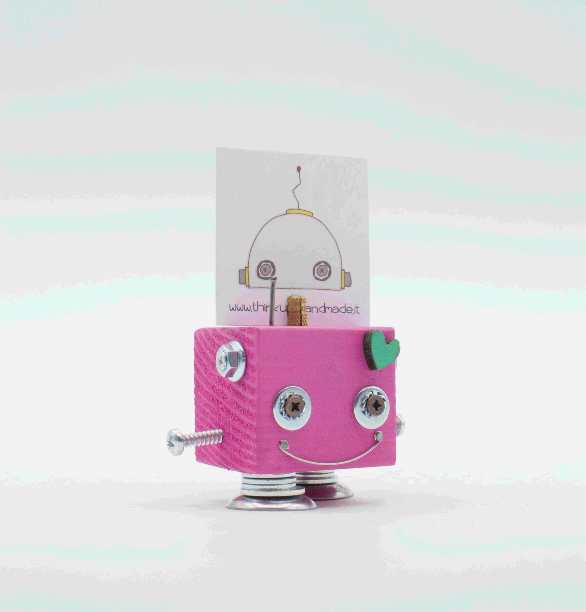 Portafoto da tavolo robot a forma di cubo rosa con occhi a vite argento sorriso e cuore verde menta sulla guancia