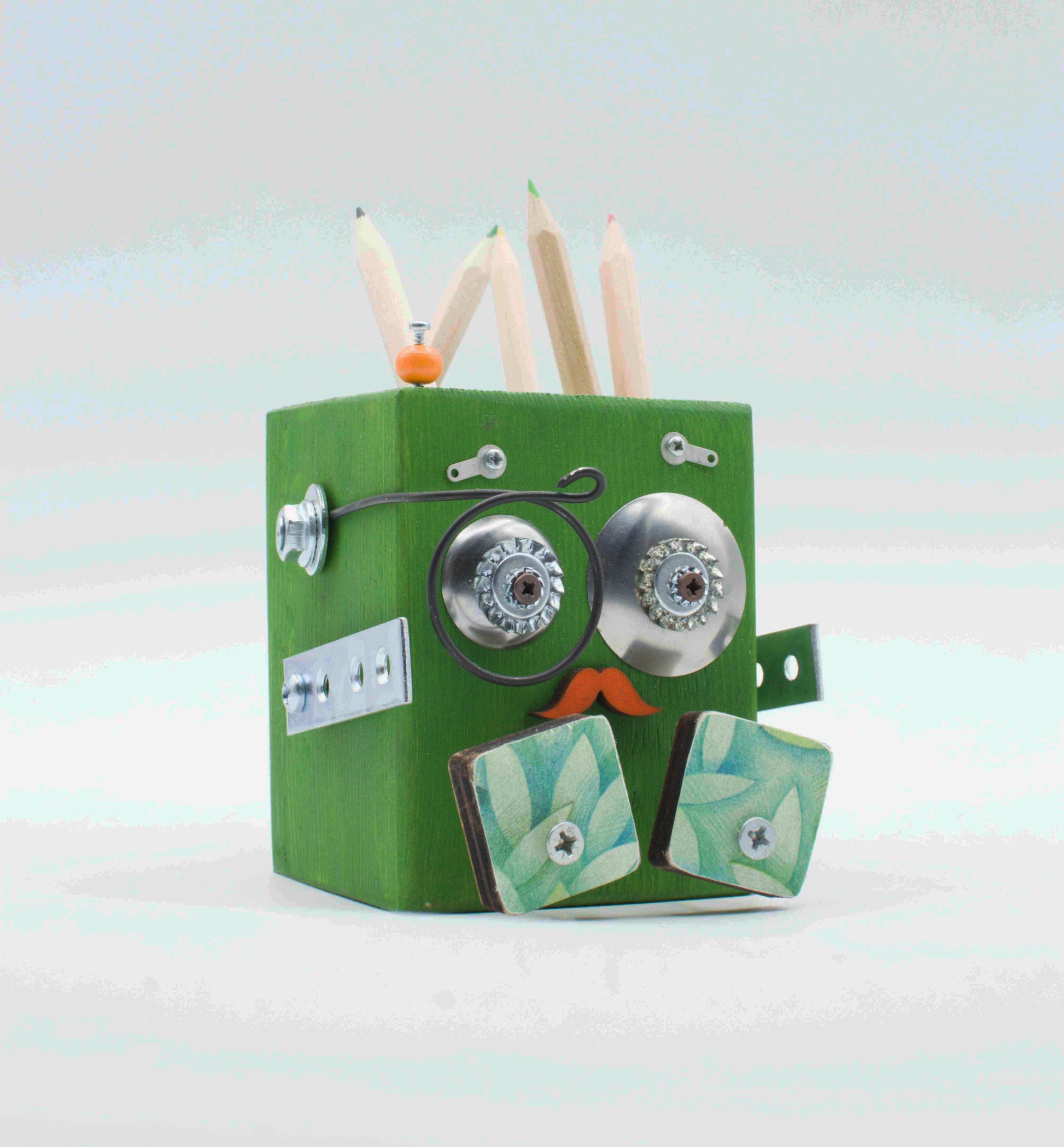 Portapenne a forma di robot fatto a mano verde menta con occhi a ingranaggi argentati baffi in legno e guance decorate