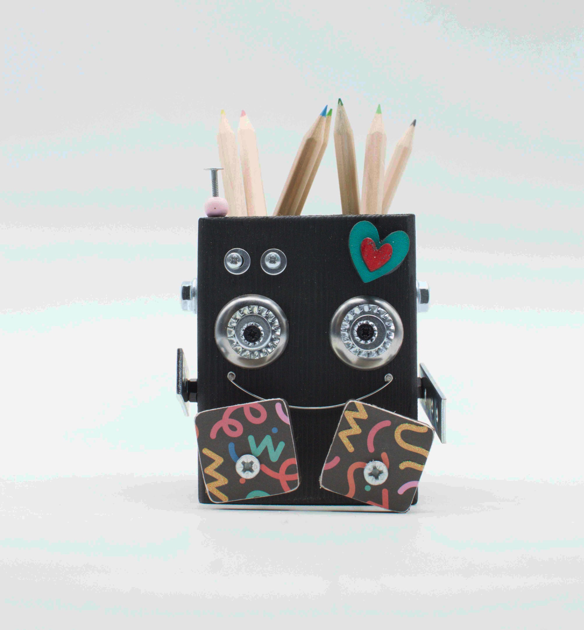 Portapenne a forma di robot fatto a mano nero con occhi metallici argento e decorazioni colorate sul viso
