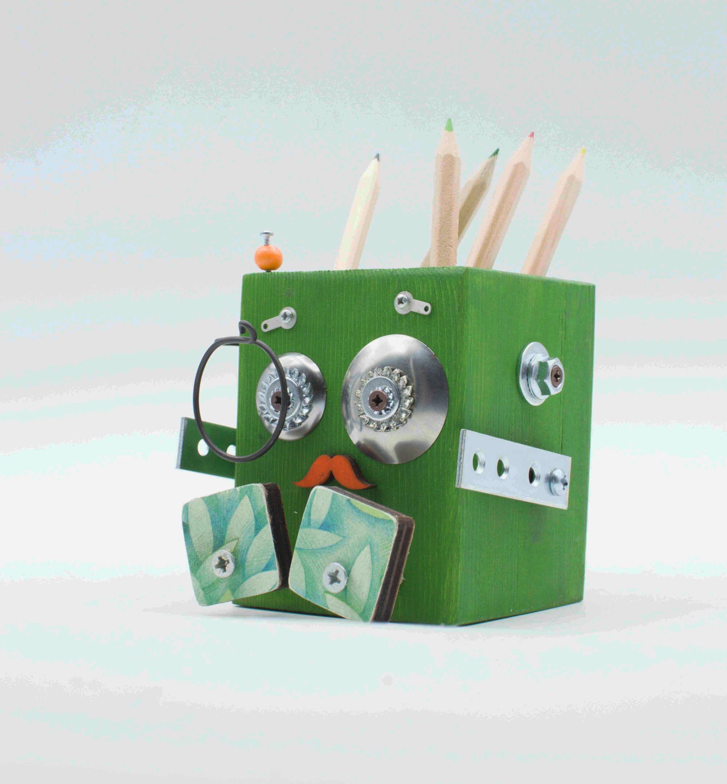 Portapenne a forma di robot in legno verde fatto a mano con occhi metallici e bottoni decorativi