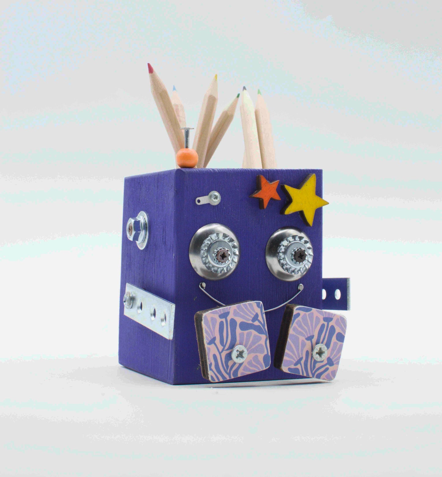 Portapenne a forma di robot fatto a mano in legno viola con occhi metallici argento e decorazioni a stella
