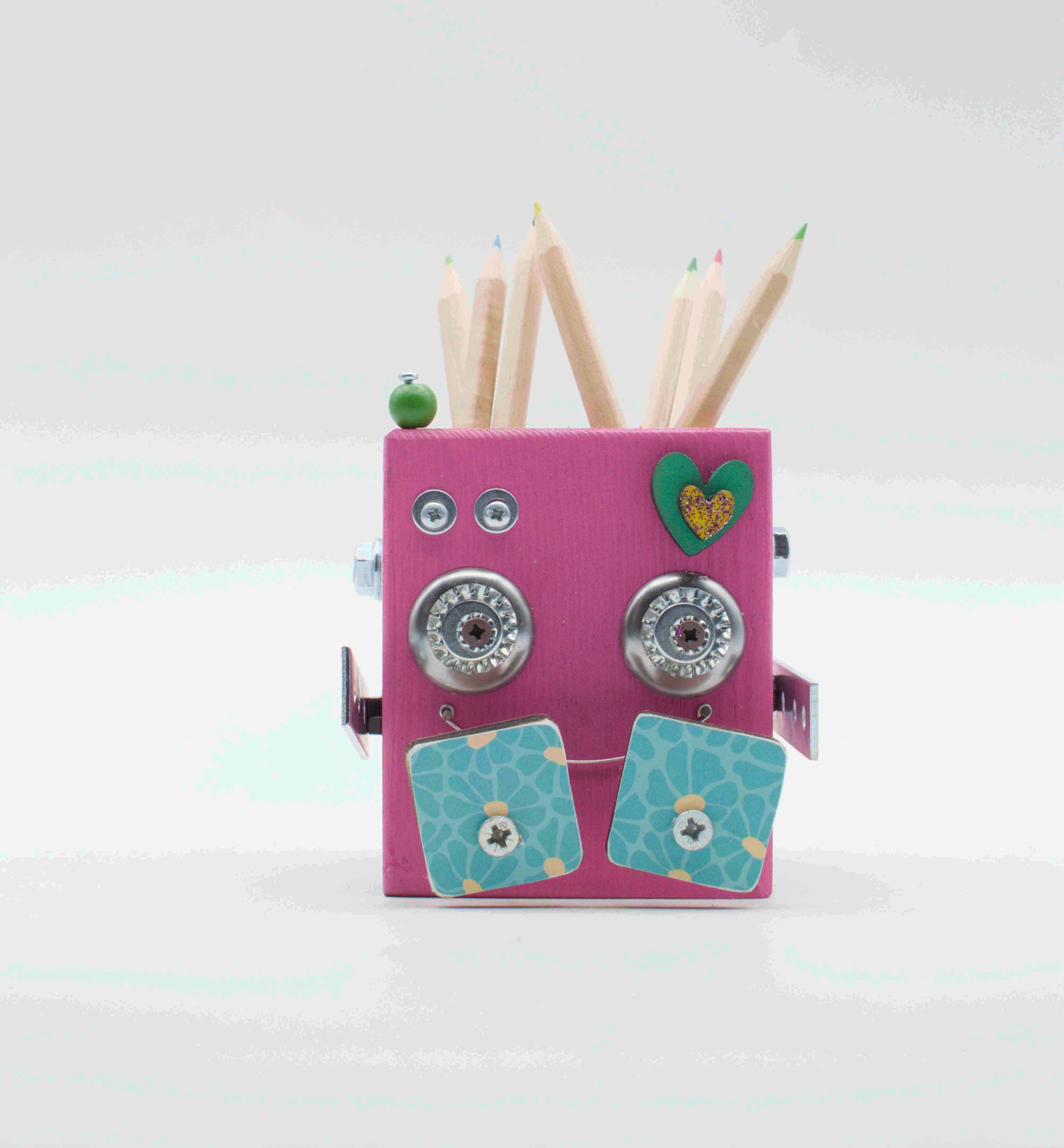 Portapenne a forma di robot rosa fatto a mano con occhi a bottone argento, cuore turchese e guance azzurre quadrate