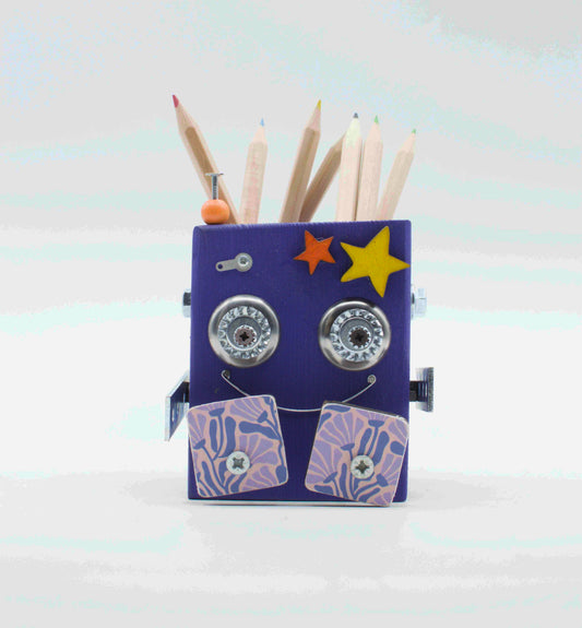 Portapenne a forma di robot viola fatto a mano con occhi a bottone argento, stelle e guance quadrate decorate