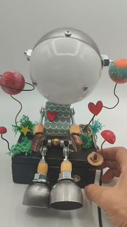 Lampada Robot FANTASY in Metallo Riciclato – Fatta a Mano