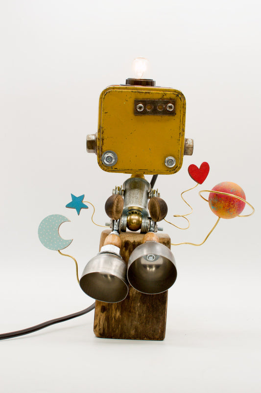 Lampada robot artigianale gialla in metallo riciclato con base in legno rustico e dettagli celesti pezzo unico