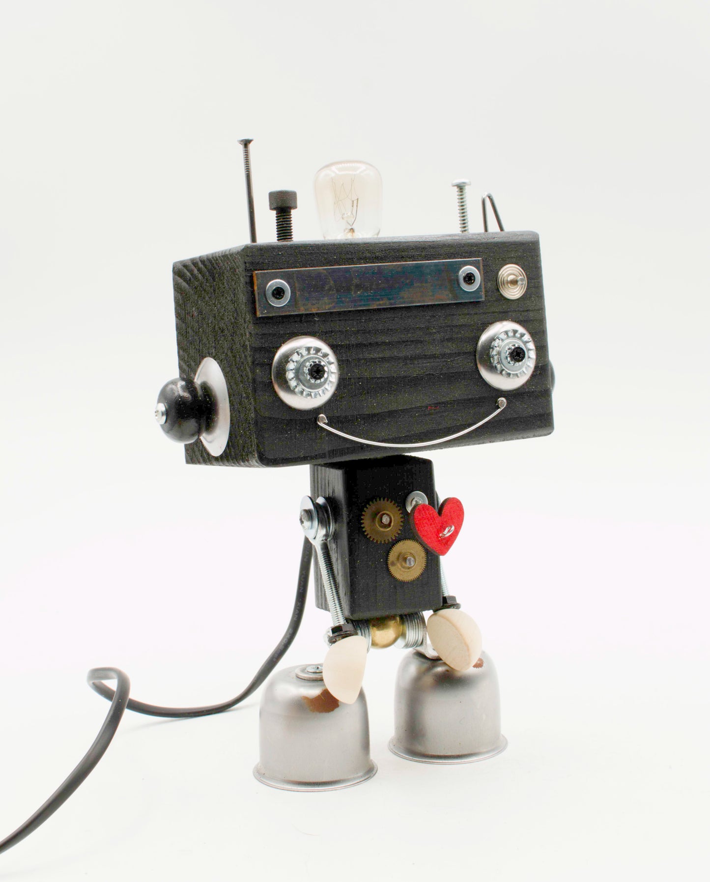 Robot lampada da tavolo beat in legno nero con occhi metallici argento e cuore rosso fatta a mano per comodino