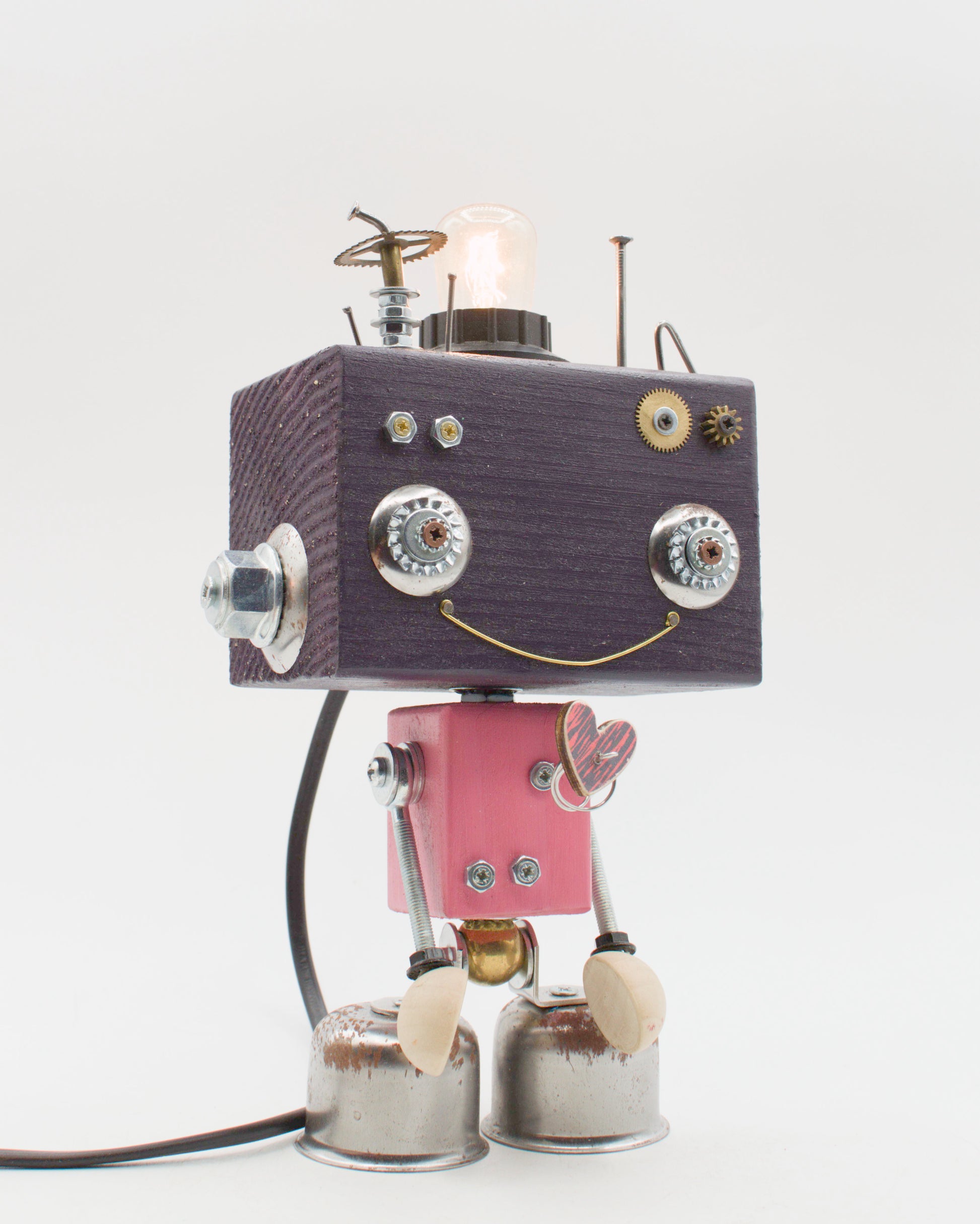 Lampada da tavolo robot beat steampunk con testa in legno scuro, occhi ingranaggi argento e corpo rosso metallizzato