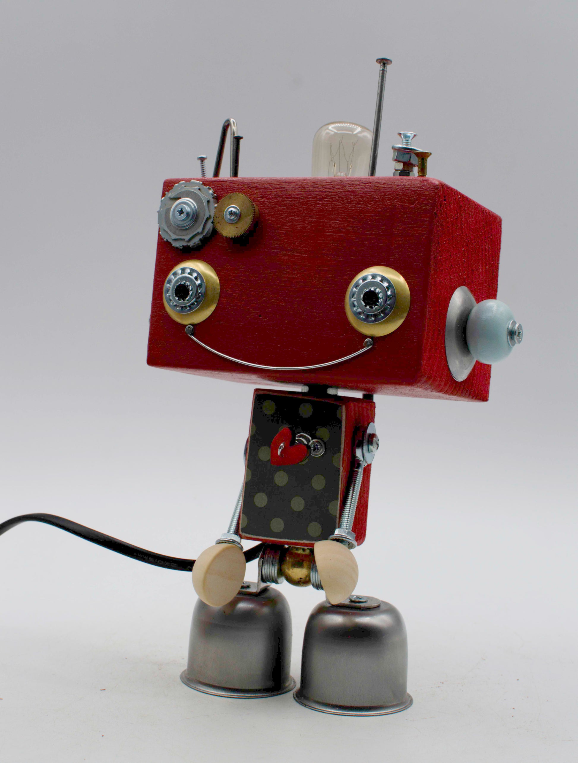 Robot lampada da tavolo beat con testa in legno rossastro occhi con bordo in ottone e piedi a campana fatta a mano