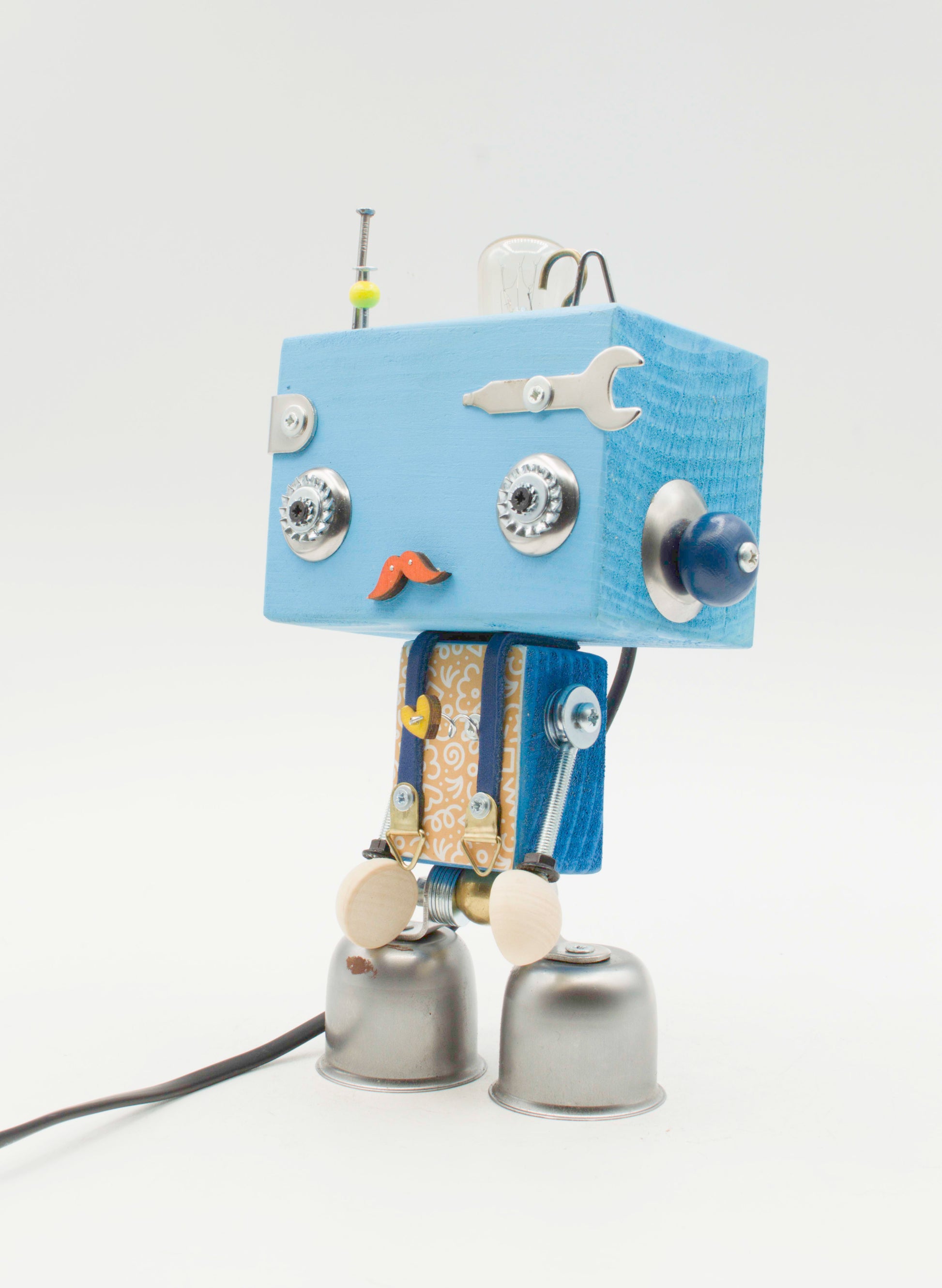 Robot lampada da tavolo beat in legno blu con occhi metallici baffi e piedi a campana fatta a mano