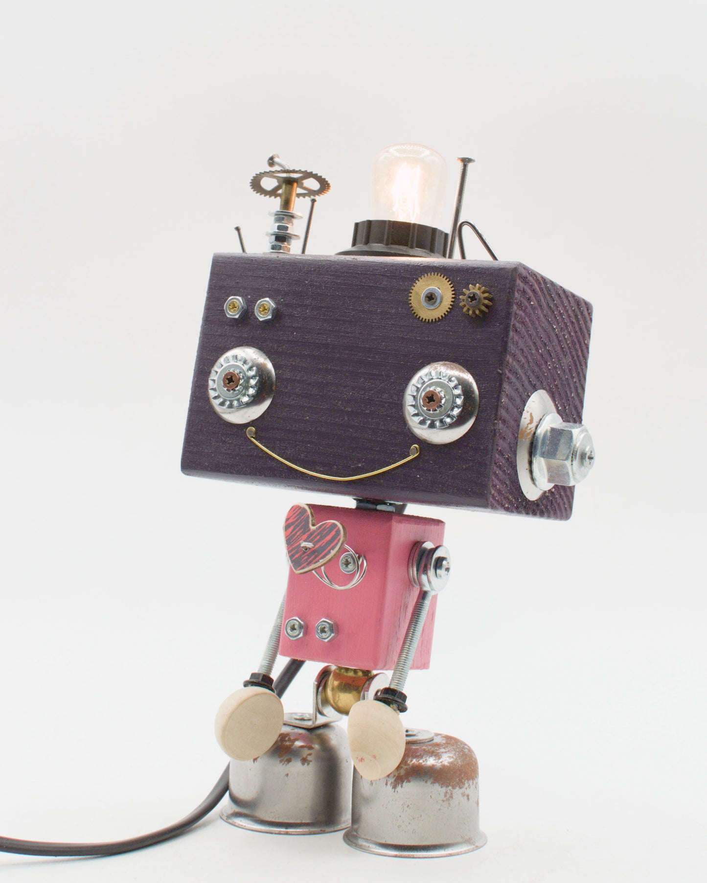 Robot lampada da tavolo beat steampunk con testa in legno viola scuro occhi ingranaggi argento e torso metallico rosso