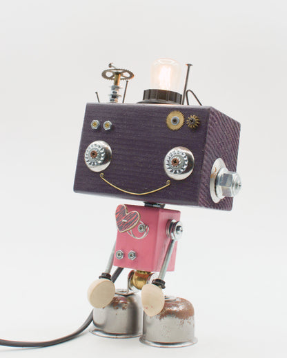 Robot lampada da tavolo beat steampunk con testa in legno viola scuro occhi ingranaggi argento e torso metallico rosso