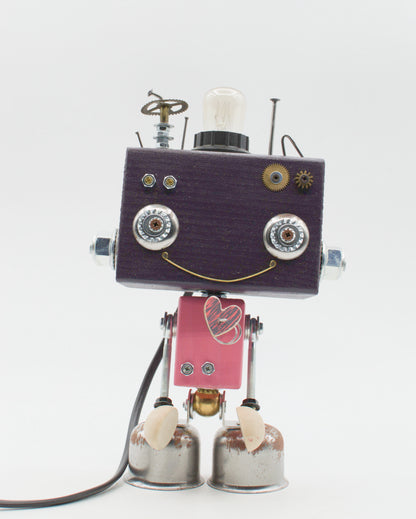 Robot lampada da tavolo beat stile steampunk nero e rosso con ingranaggi metallici e cuore vintage fatta a mano