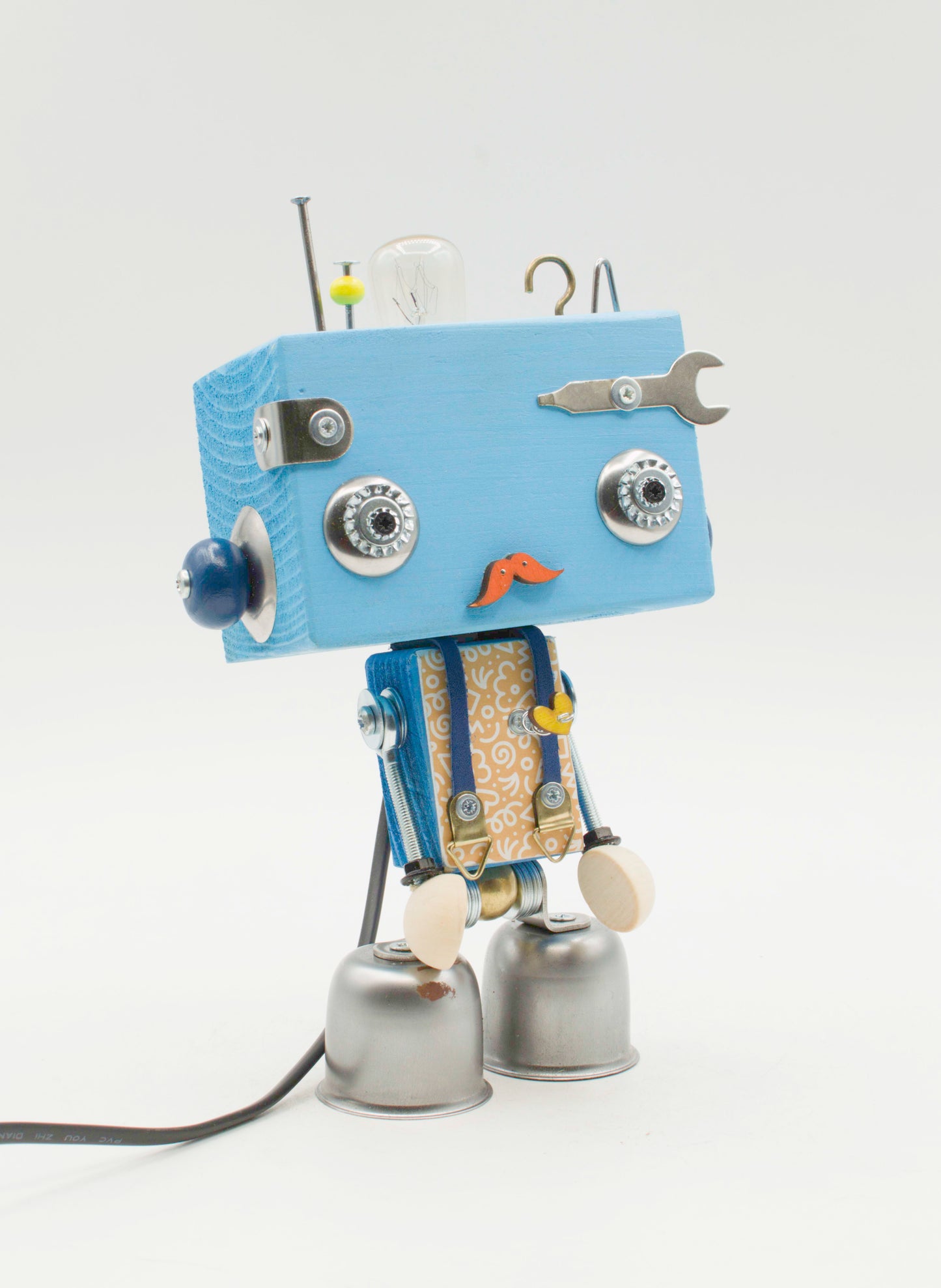 Robot lampada da tavolo beat blu con occhi metallici chiave inglese e lampadina sulla testa realizzata a mano