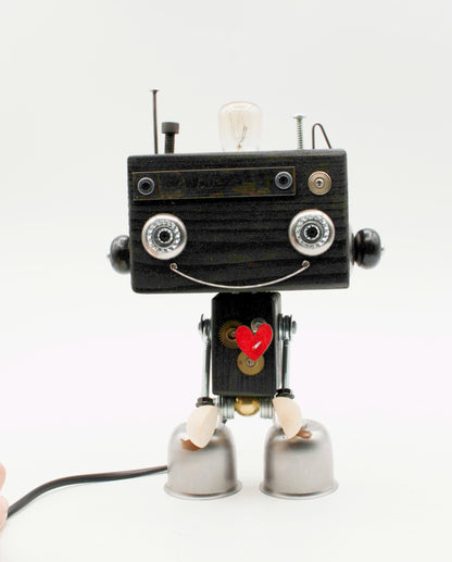 Robot lampada da tavolo beat nero in stile retrò con occhi argentati a cerchio e cuore rosso sul petto fatta a mano