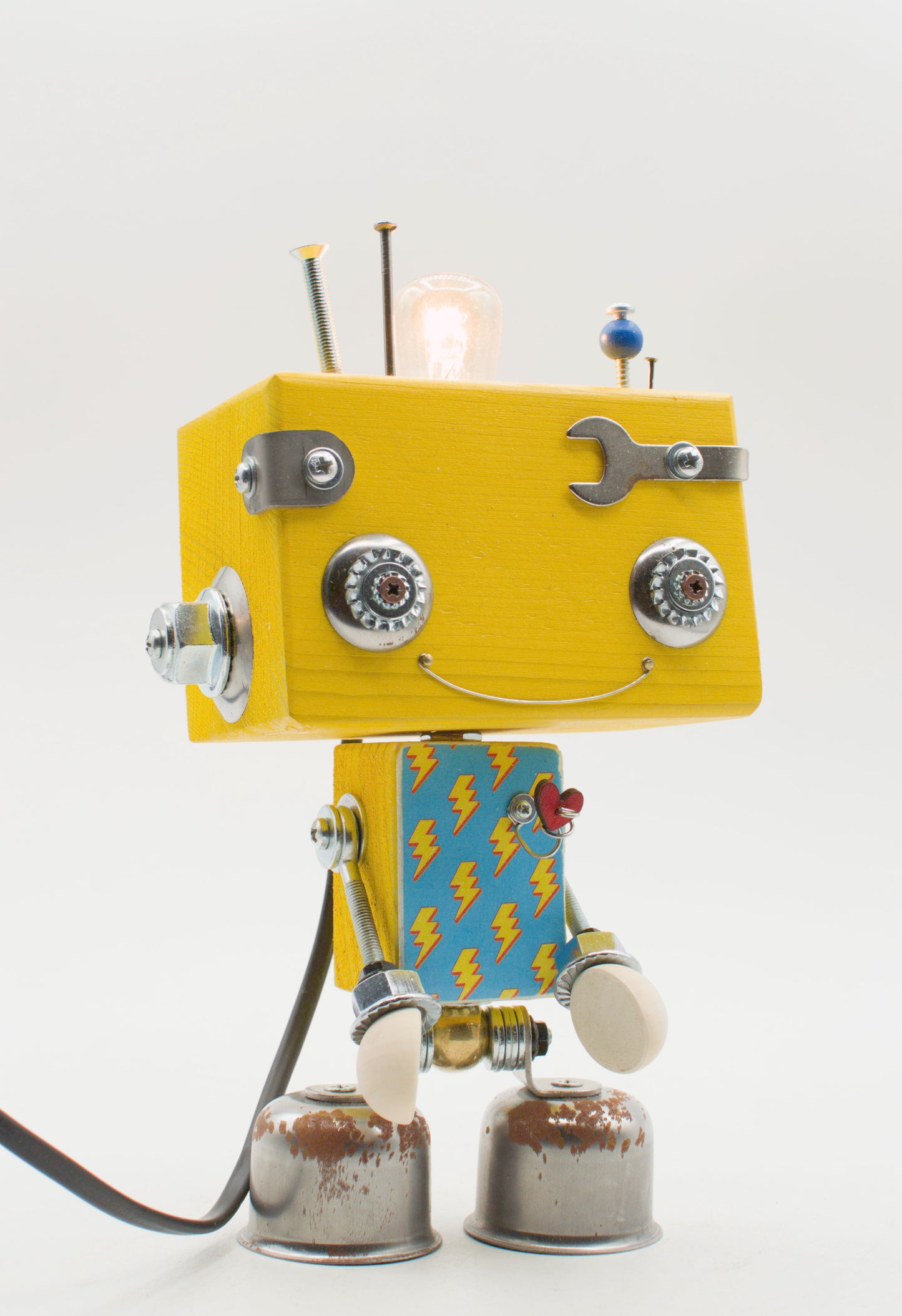 Lampada da tavolo robot beat in legno giallo con occhi metallici e torso blu a fulmini fatta a mano