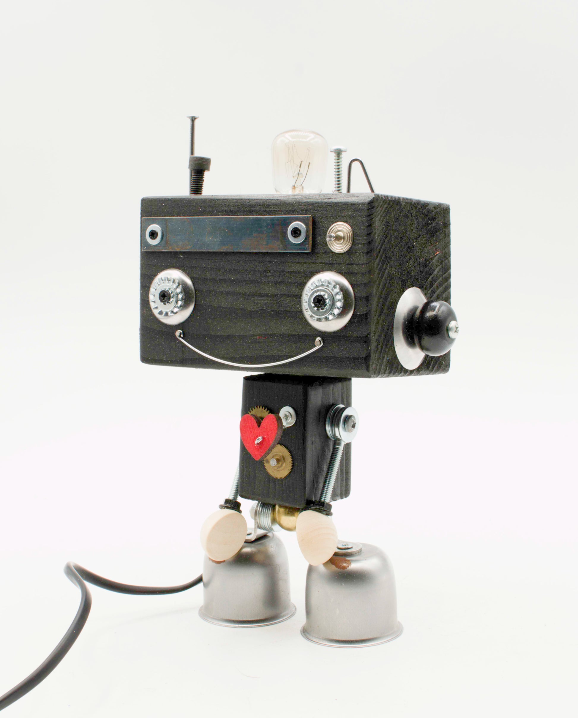 Robot lampada da tavolo beat nero in legno con occhi metallici argento e cuore rosso fatta a mano