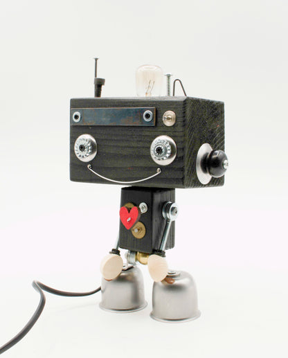 Robot lampada da tavolo beat nero in legno con occhi metallici argento e cuore rosso fatta a mano