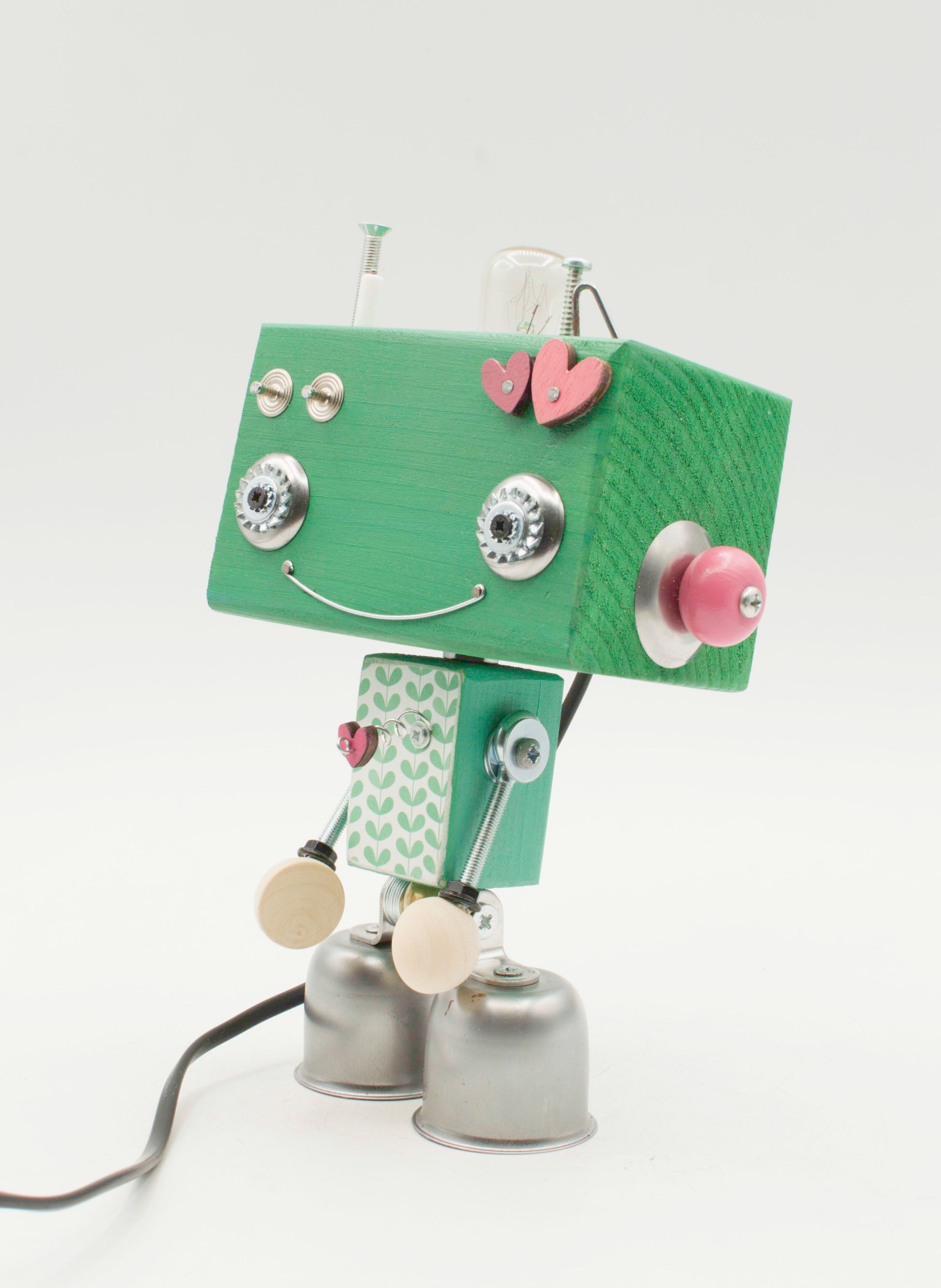 Lampada da tavolo robot beat verde in legno con occhi metallici cuori rosa e piedi a campanella fatta a mano