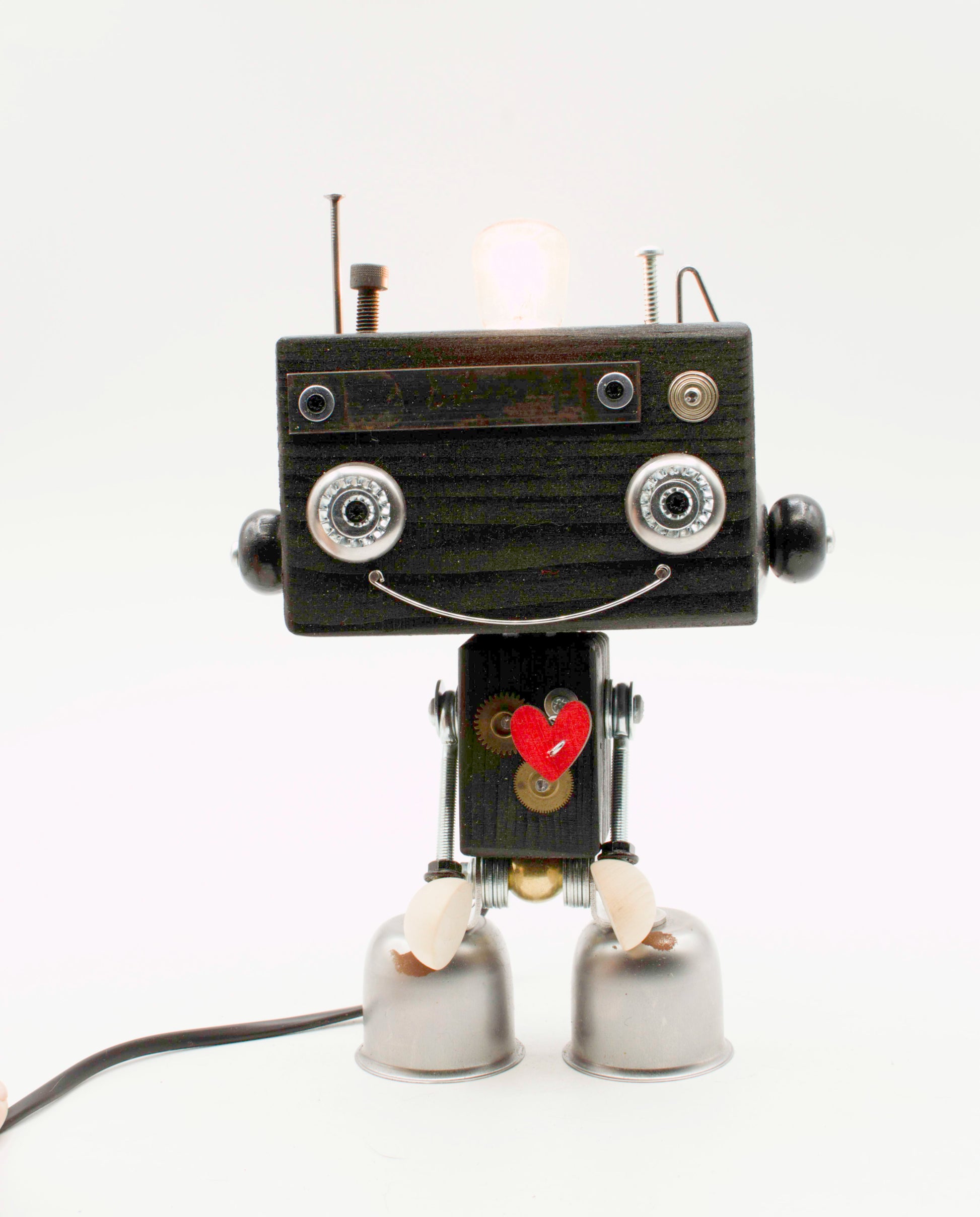 Lampada da tavolo robot beat nera con occhi circolari argento cuore rosso decorativo piedi a campana fatta a mano