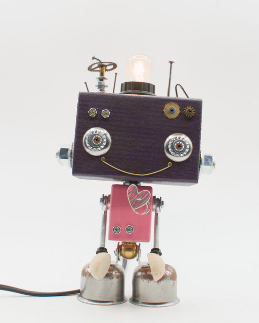 Robot lampada da tavolo beat steampunk nero e rosso con occhi ingranaggi e corpo metallico fatta a mano