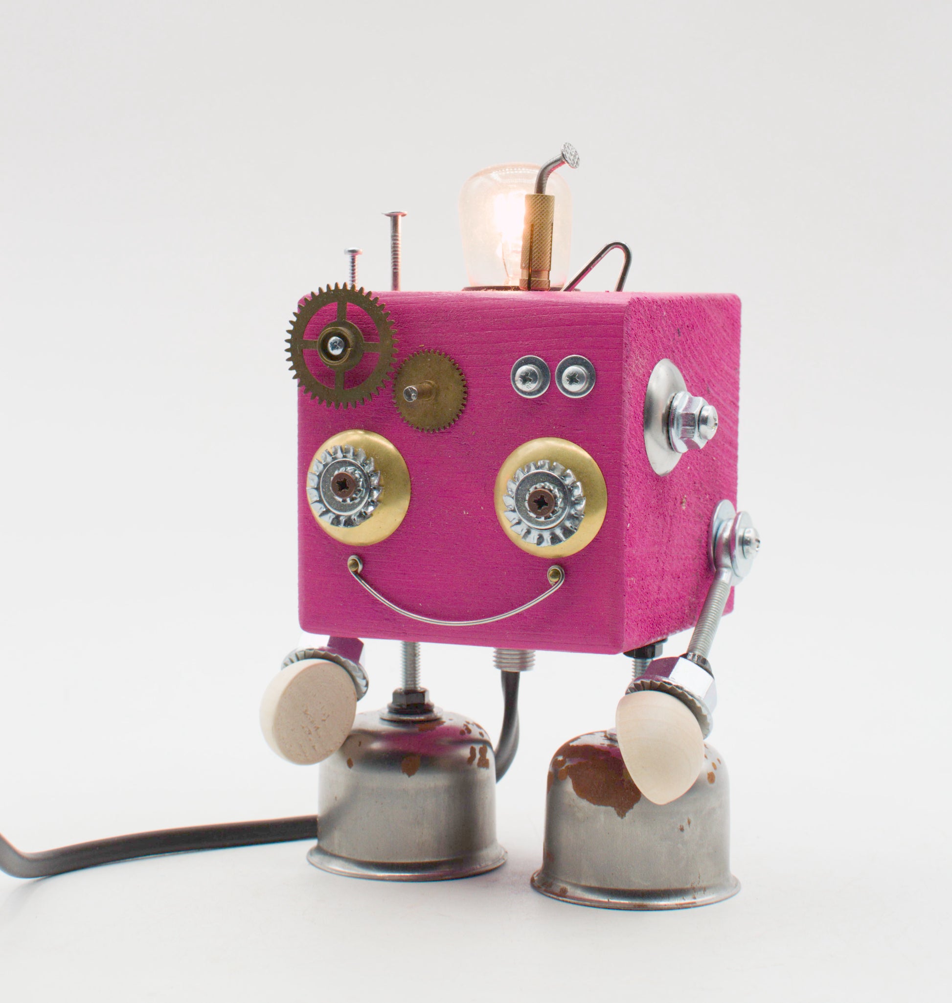 Robot lampada da tavolo cubot rosa con ingranaggi in ottone e argento e lampadina a filamento fatta a mano