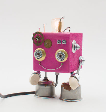 Robot lampada da tavolo cubot rosa con ingranaggi in ottone e argento e lampadina a filamento fatta a mano