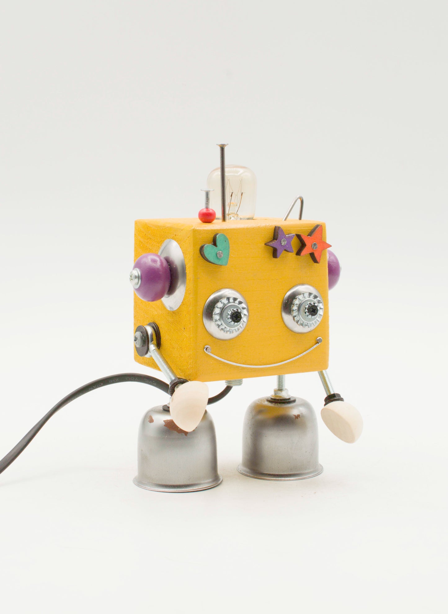 Lampada da tavolo cubot robot gialla a forma di cubo con manopole viola occhi metallici e gambe a campana fatta a mano