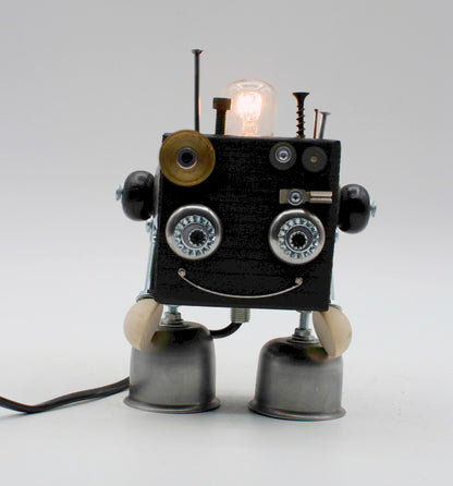 Robot lampada tavolo cubot con testa lampadina luminosa occhi metallici e piedi a campana comodino fatta a mano
