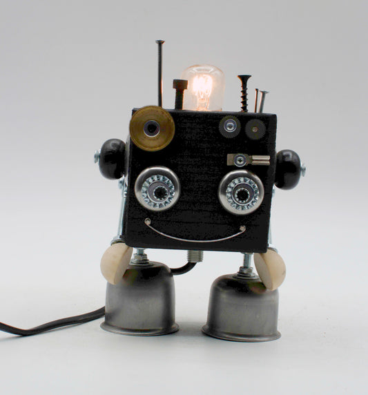 Robot lampada tavolo cubot con testa lampadina luminosa occhi metallici e piedi a campana comodino fatta a mano