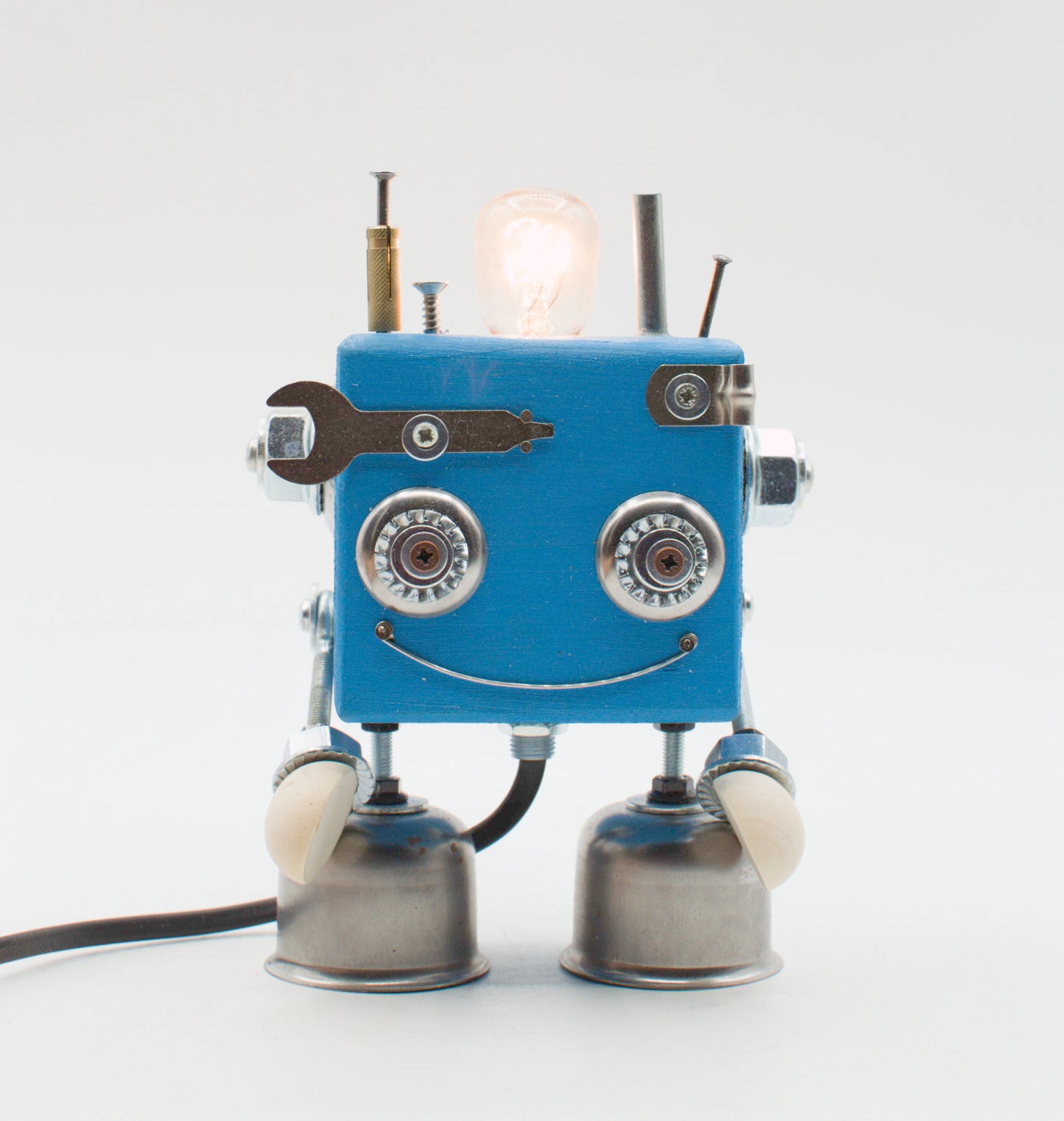 Lampada da tavolo cubot blu con bulbo luminoso metallici e braccia a chiave inglese fatta a mano per comodino