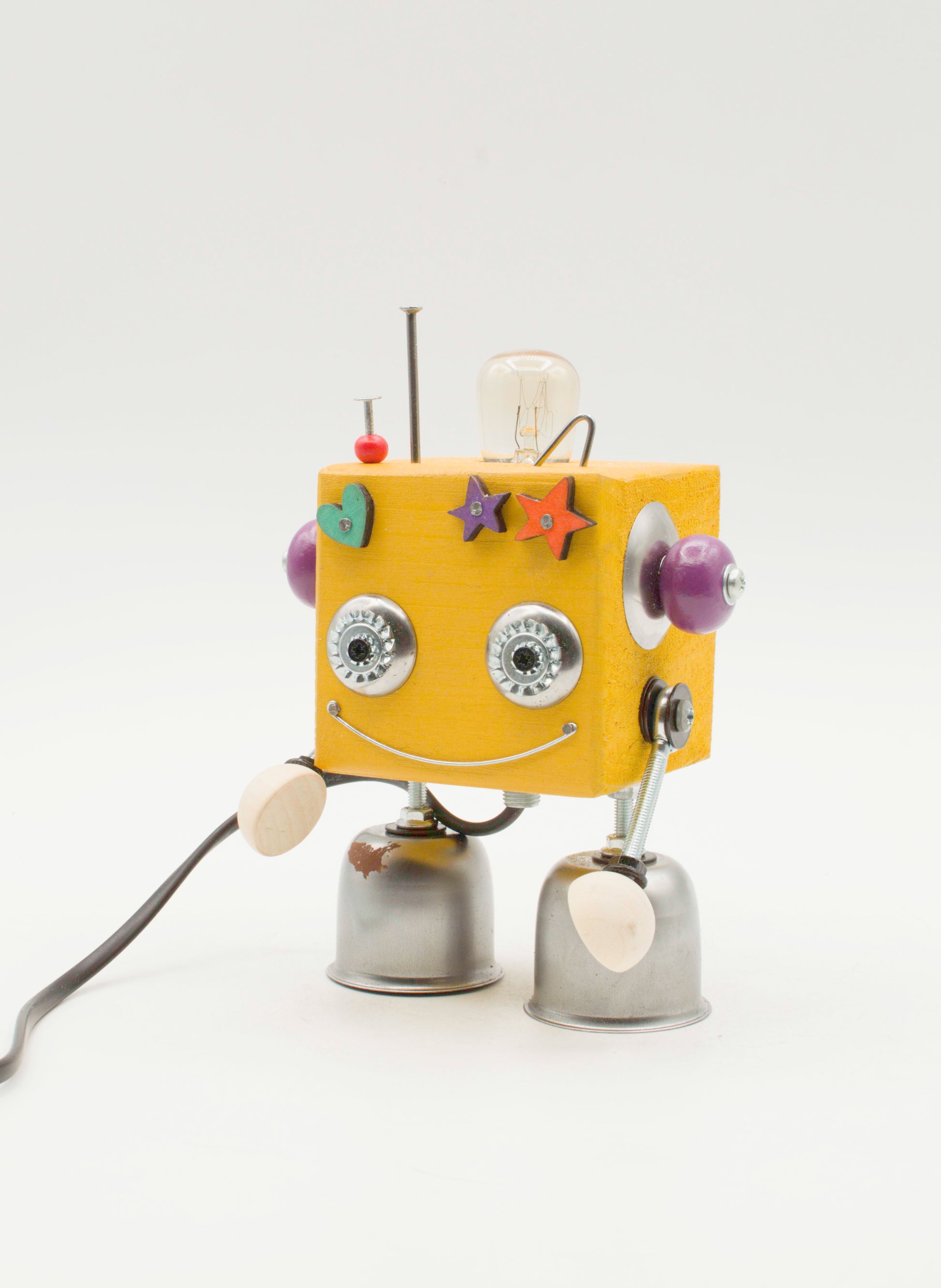 Lampada da tavolo cubot gialla a forma di cubo con occhi viola sferici e decorazioni a stelle colorate fatta a mano