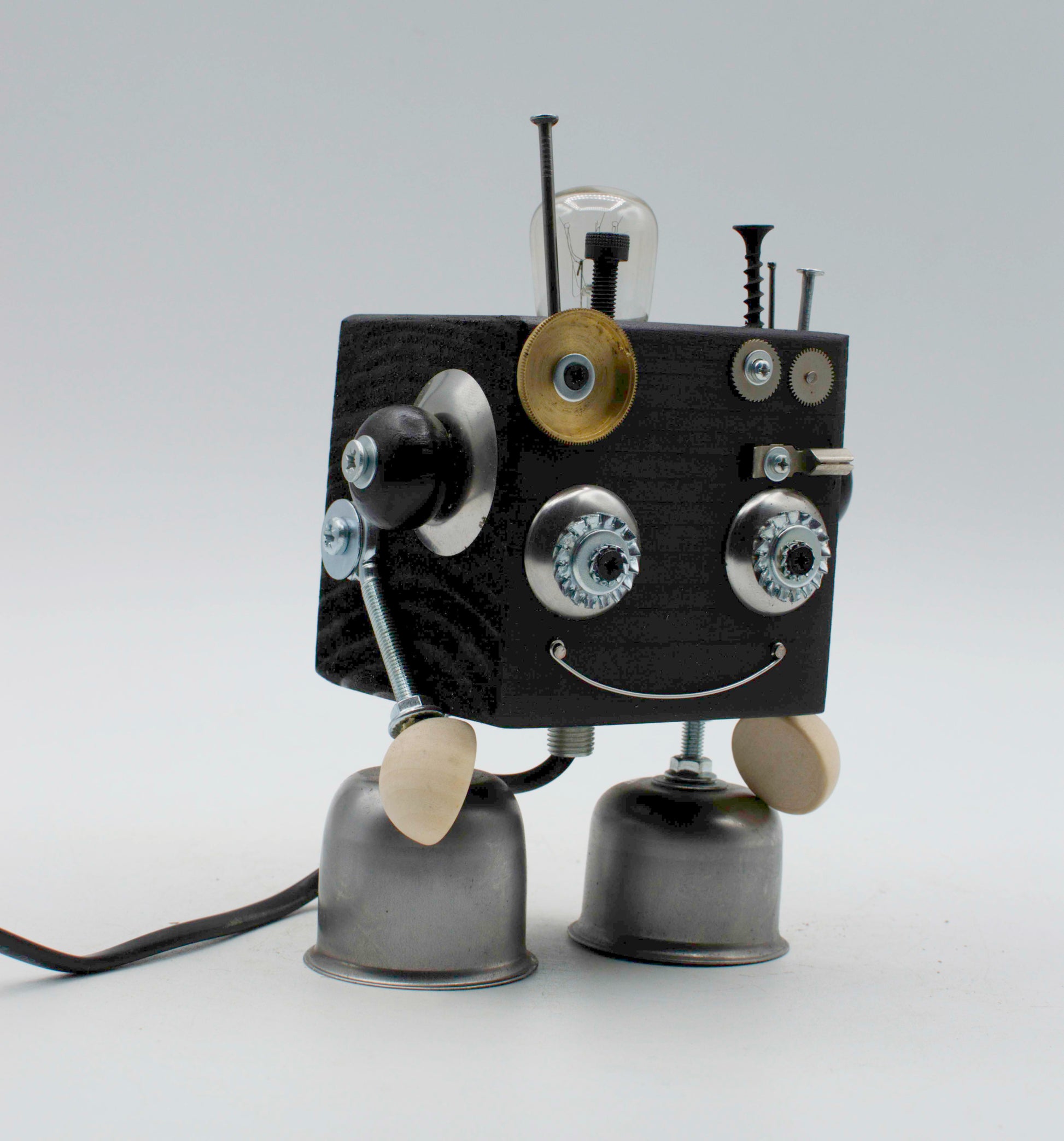 Robot lampada da tavolo cubot con corpo nero, ingranaggi in ottone e argento e piedi a campana comodino fatta a mano