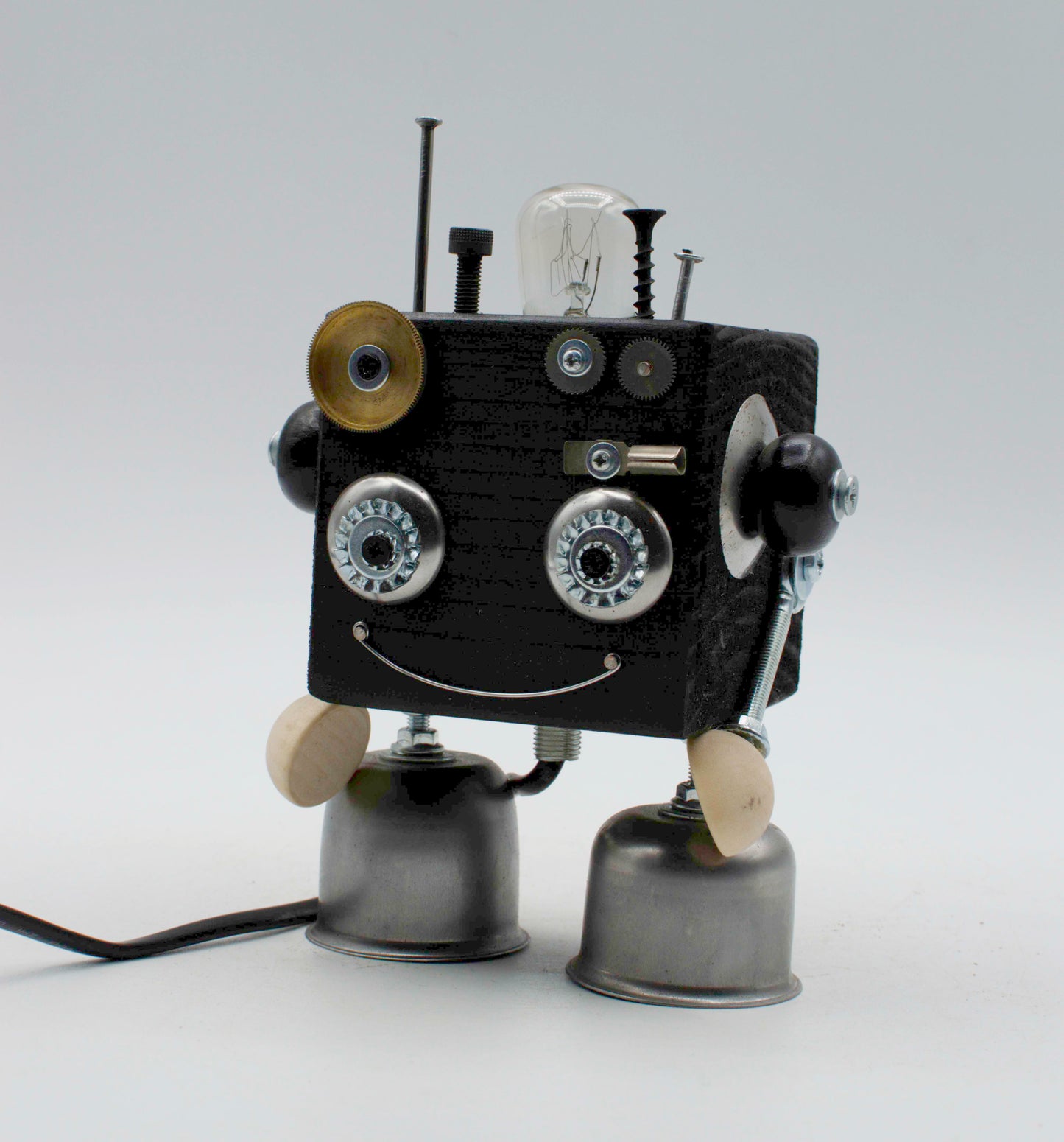 Robot lampada da tavolo cubot fatto a mano con occhi metallici e gambe a campana per comodino elegante