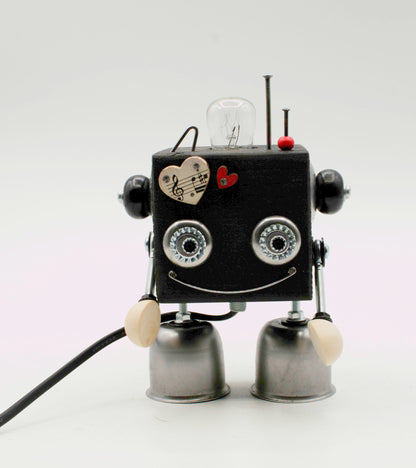 Lampada da tavolo cubot robot nero stile retrò con occhi metallici argento charm musicale a forma di cuore e piedi a campanella