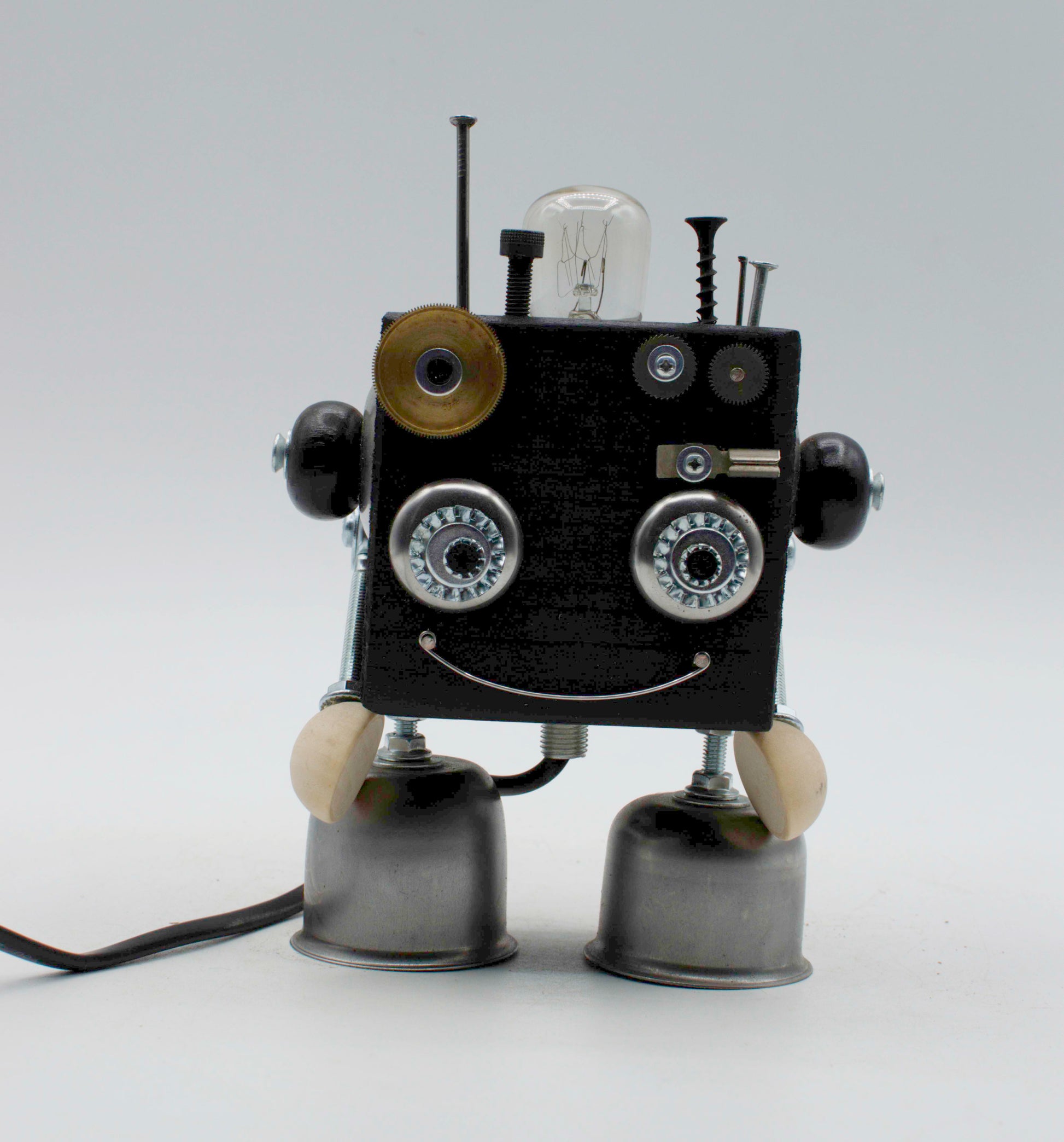 Robot lampada da tavolo cubot in stile retrò nero con occhi metallici testa a bulbo di vetro e piedi a campana comodino fatta a mano