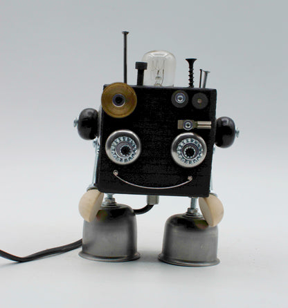 Robot lampada da tavolo cubot in stile retrò nero con occhi metallici testa a bulbo di vetro e piedi a campana comodino fatta a mano