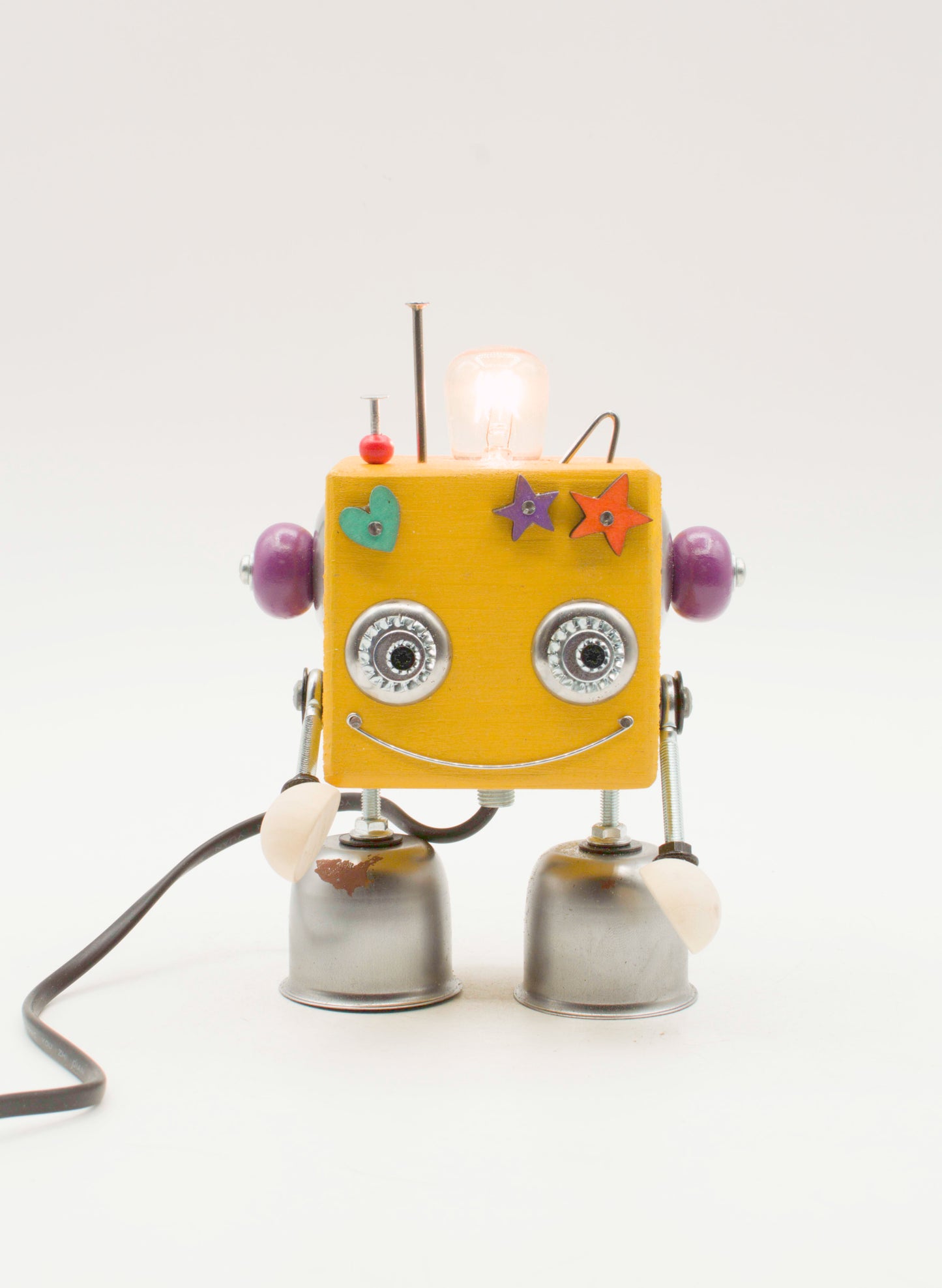 Lampada da tavolo robot cubot gialla con orecchie sferiche viola occhi metallici e piedi a campana fatta a mano