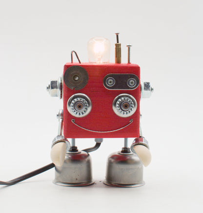 Lampada da tavolo robot cubot rossa con testa lampadina luminosa occhi metallici e piedi beige fatta a mano