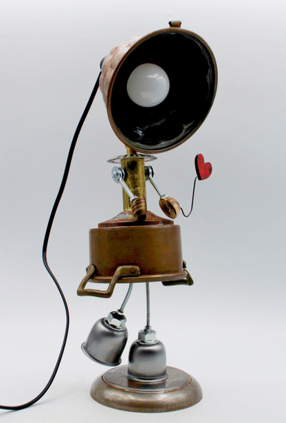 Robot lampada da tavolo stile ballerina in metallo nero e ottone con faretto regolabile e ciondolo cuore rosso