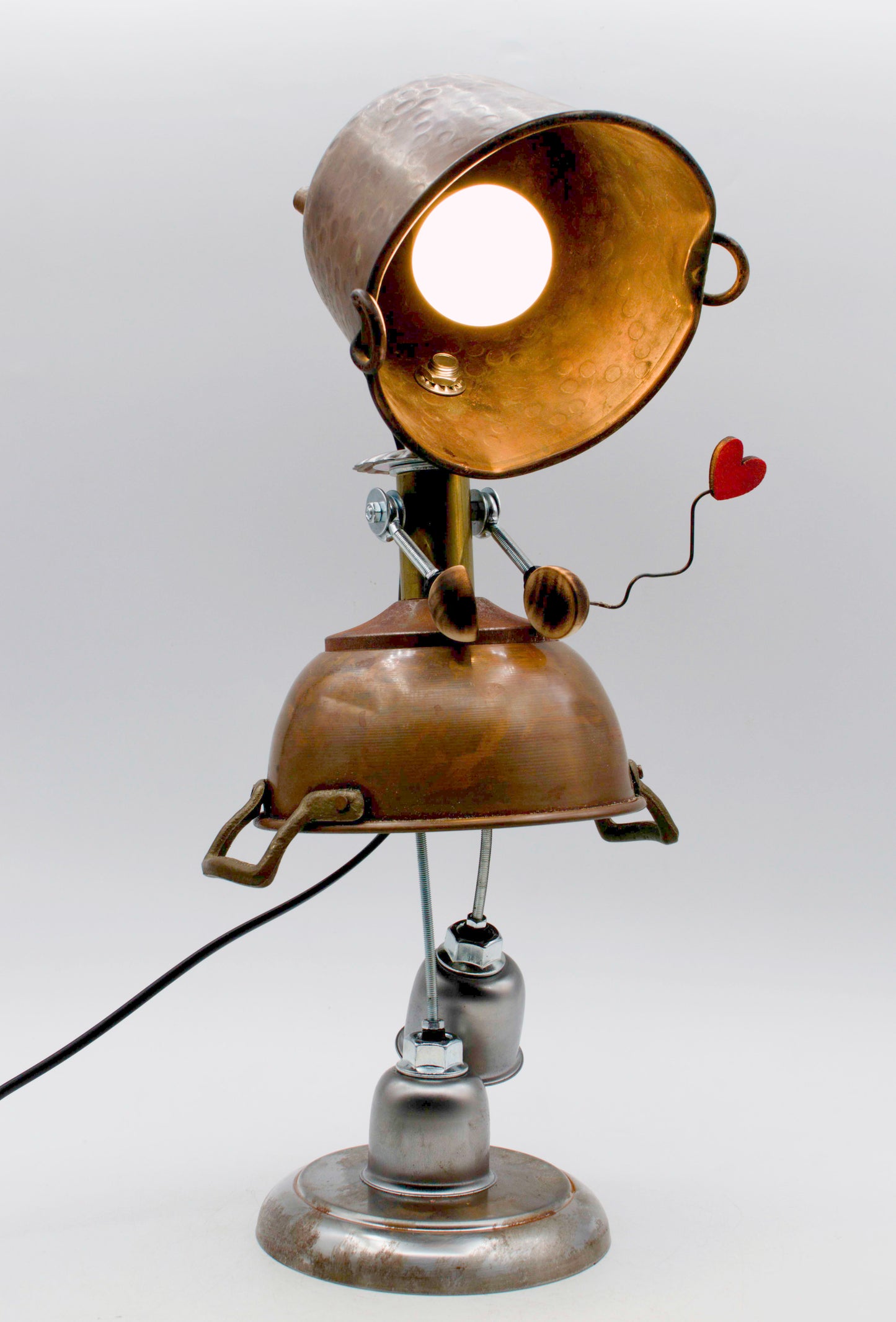 Lampada da tavolo robot stile ballerina in ottone rustico con testa faro vintage e cuore rosso fatta a mano