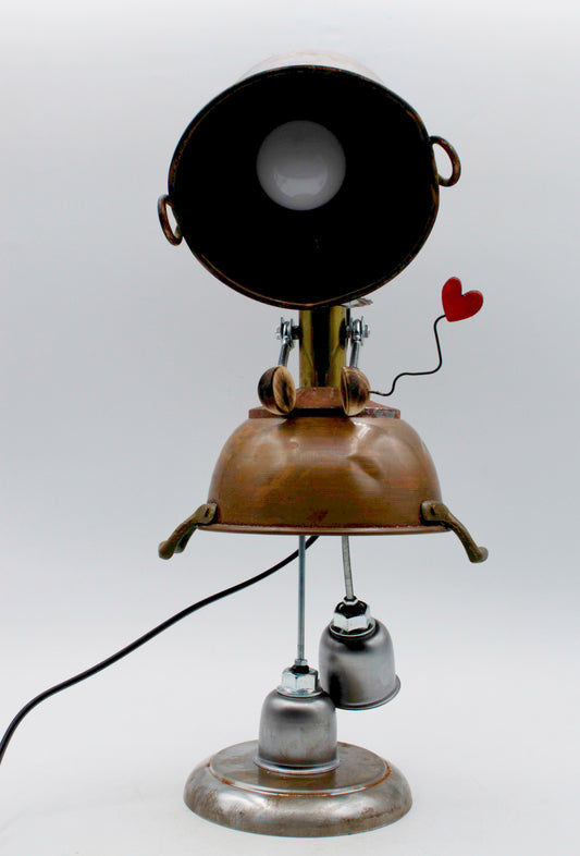 Lampada da tavolo robot stile ballerina steampunk con testa nera, corpo e base ottone e piedini a campanella
