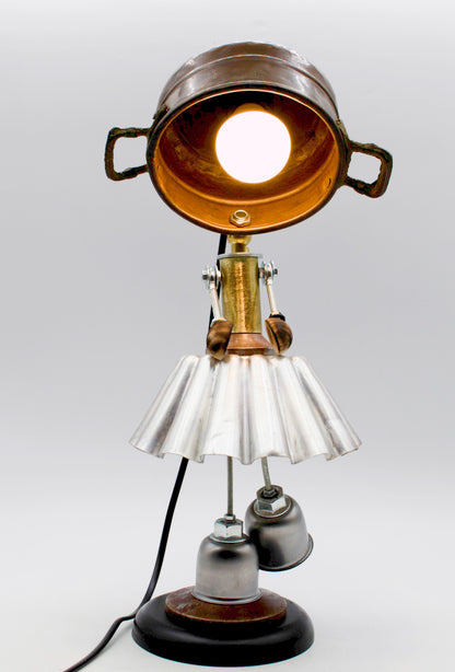 Lampada da tavolo robot stile ballerina steampunk con testa in metallo, torso color ottone e gonna metallica fluttuata