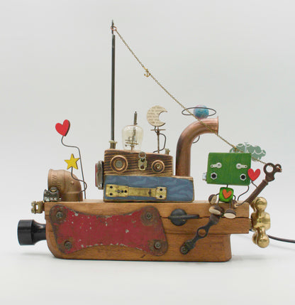 Robot lampada da tavolo stile barca in legno con dettagli in ottone e rame e figura robot verde colorata