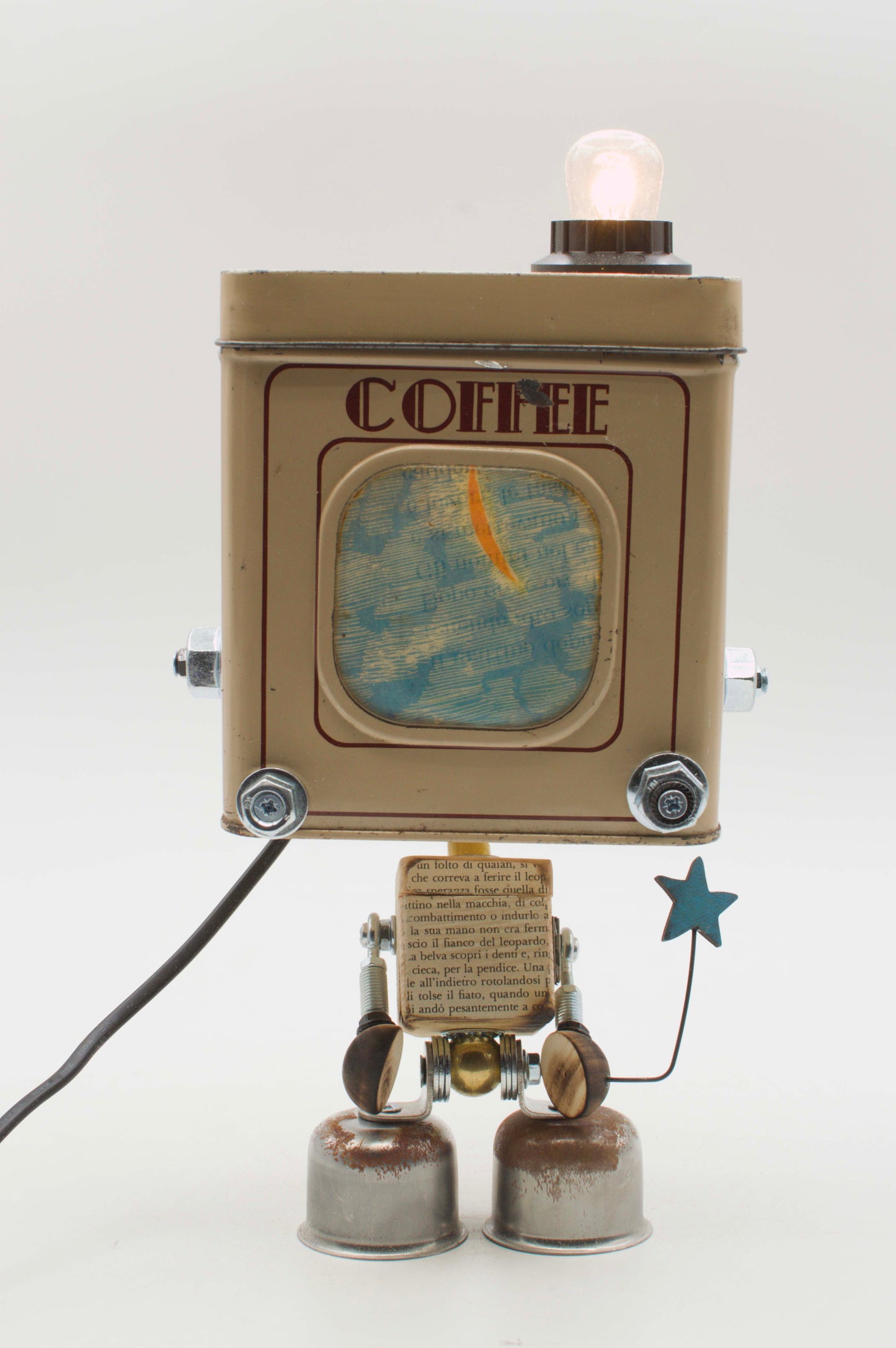 Lampada da tavolo robot in latta beige stile coffee con schermo vintage e lampadina luminosa fatta a mano