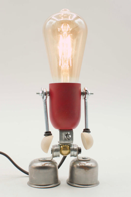 Lampada da tavolo robot in metallo e rosso con bulbo a filamento luminoso realizzata a mano stile edi