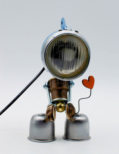 Lampada da tavolo robot steampunk fatta a mano in metallo riciclato con testa circolare e braccio a forma di cuore